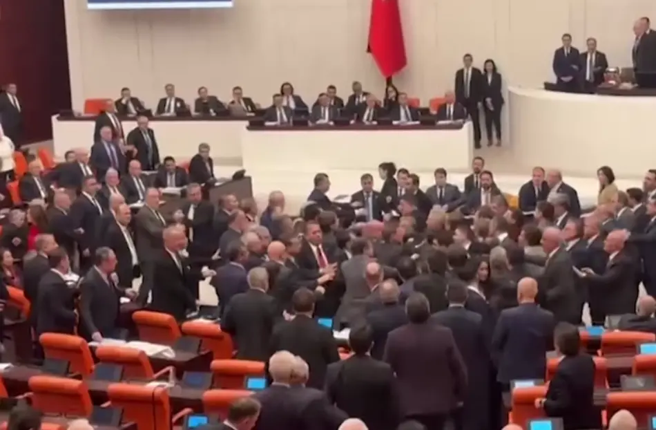 (ВИДЕО) Тепачка во турскиот парламент