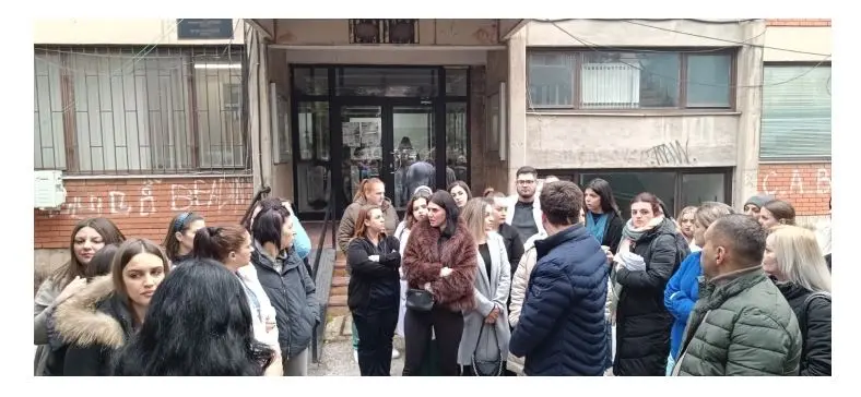 Хонорарците од Клиничката болница во Тетово повторно протестираат, бараат трајно вработување