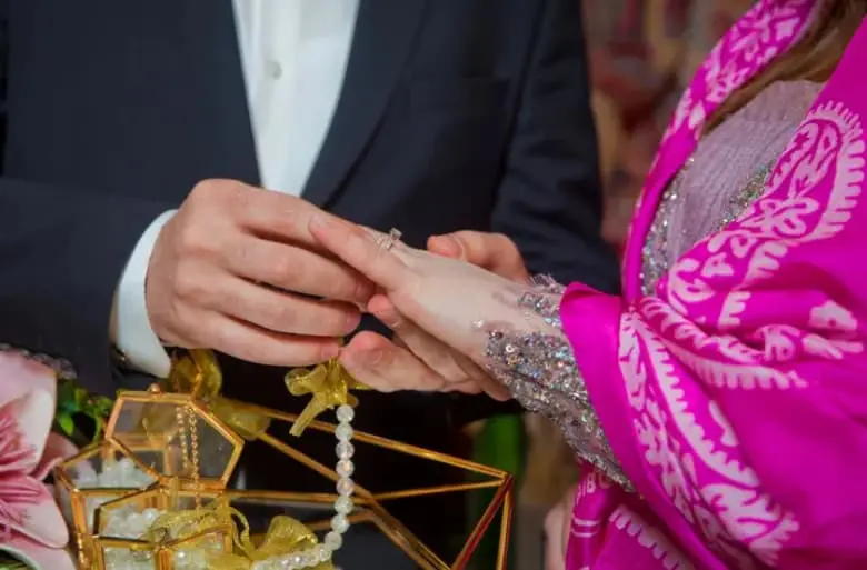 Свадба за која зборува регионот: Невестата не може да стои од тежината на златото со кое ја прекриваат (ВИДЕО)