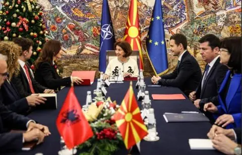 Гостинката од Албанија, Спиропали со лекции до  македонскиот врв за ЕУ интеграциите