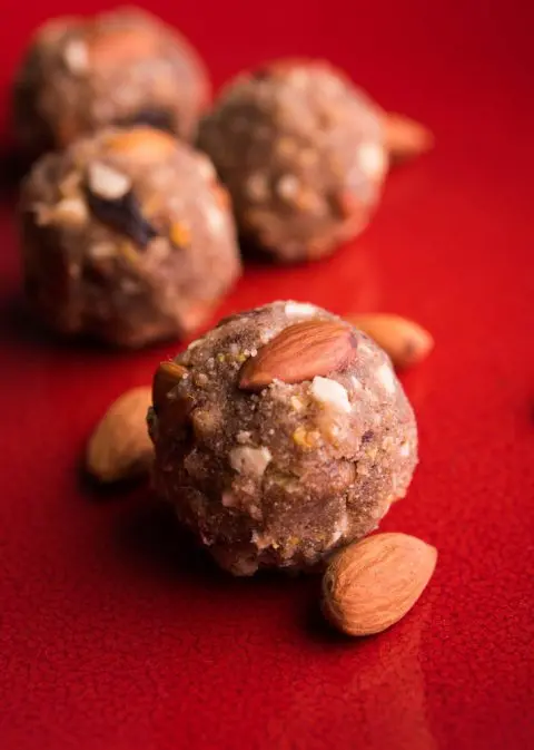 Бомбици од бадеми