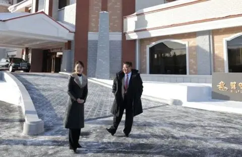 Лидерот на Северна Кореја и ќерка му отвараа хотели: „Многу сме напредни“