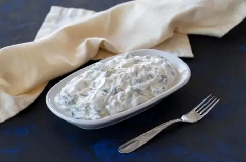 Француска салата со сирење и ореви