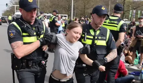 Грета Тунберг уапсена во Лондон