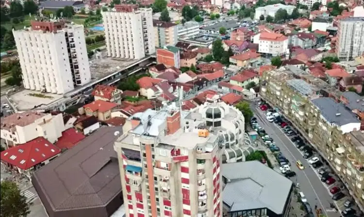 Драма во Нови Пазар: Вооружен маж провалил во златарница и украл три килограми злато