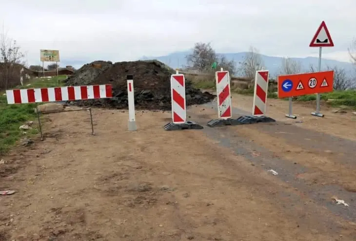 Свлечиште го деформира коловозот меѓу Новаци и Маково