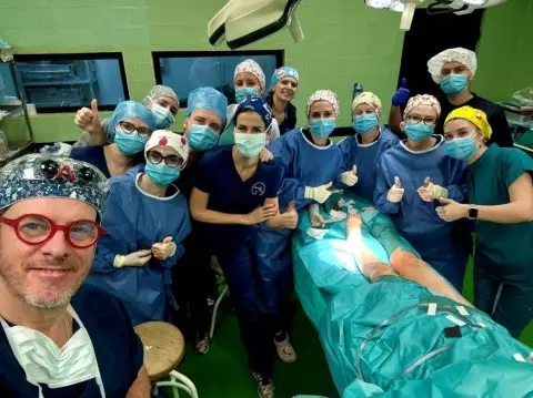 Чекор кон развој на современа реконструктивна микрохирургија – на Клиниката за пластична хирургија извршени две сложени микрохируршки операции