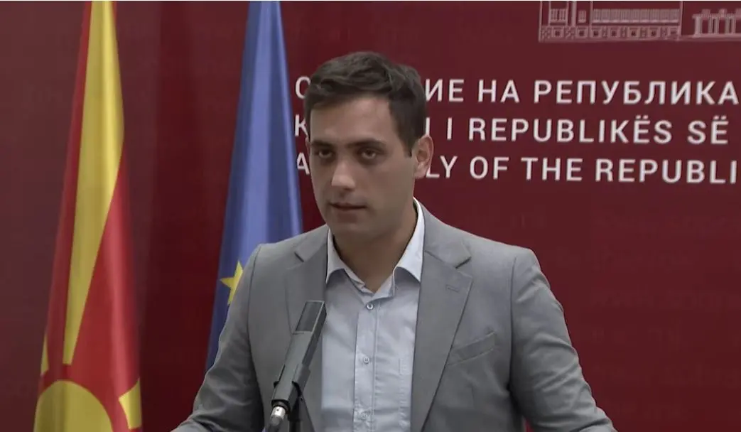 Мециновиќ: Додека претседателката зборува за топење на глечери, граѓаните се гушат од загаден воздух