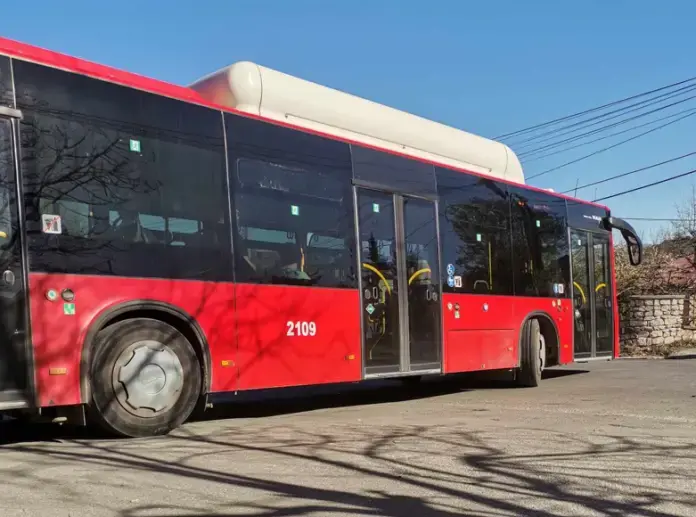 Дивеење во автобус во Кондово – нападнале малолетник, а потоа и возачот