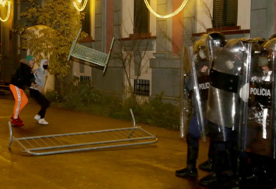 ХАОС ВО ТИРАНА: Демонстрантите ја запалија Владата, судирите со полицијата ескалираа, има повредени (ФОТО+ВИДЕО)