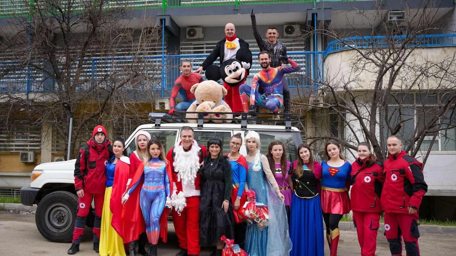 Дедо Мраз и детските јунаци со подароци за малите херои од Детската клиника