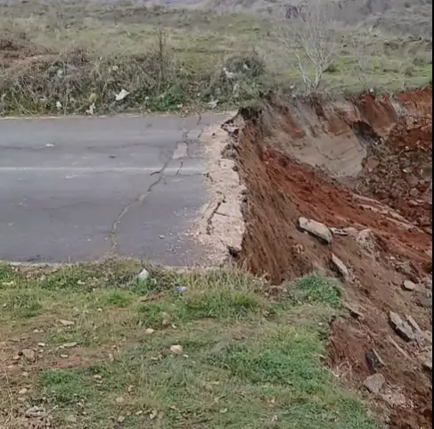 ВИДЕО: Големо свлечиште на патот Битола-Маково