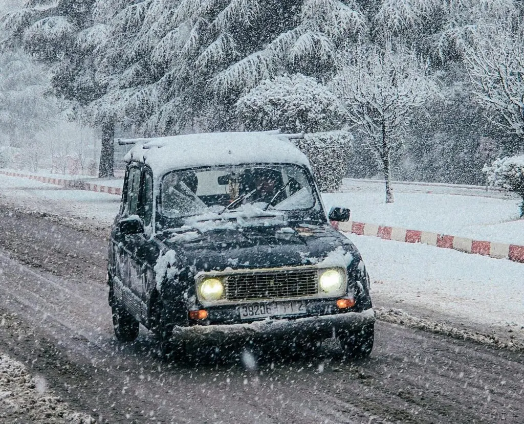 Зимското возење го празни резервоарот побрзо – еве што најмногу ја зголемува потрошувачката