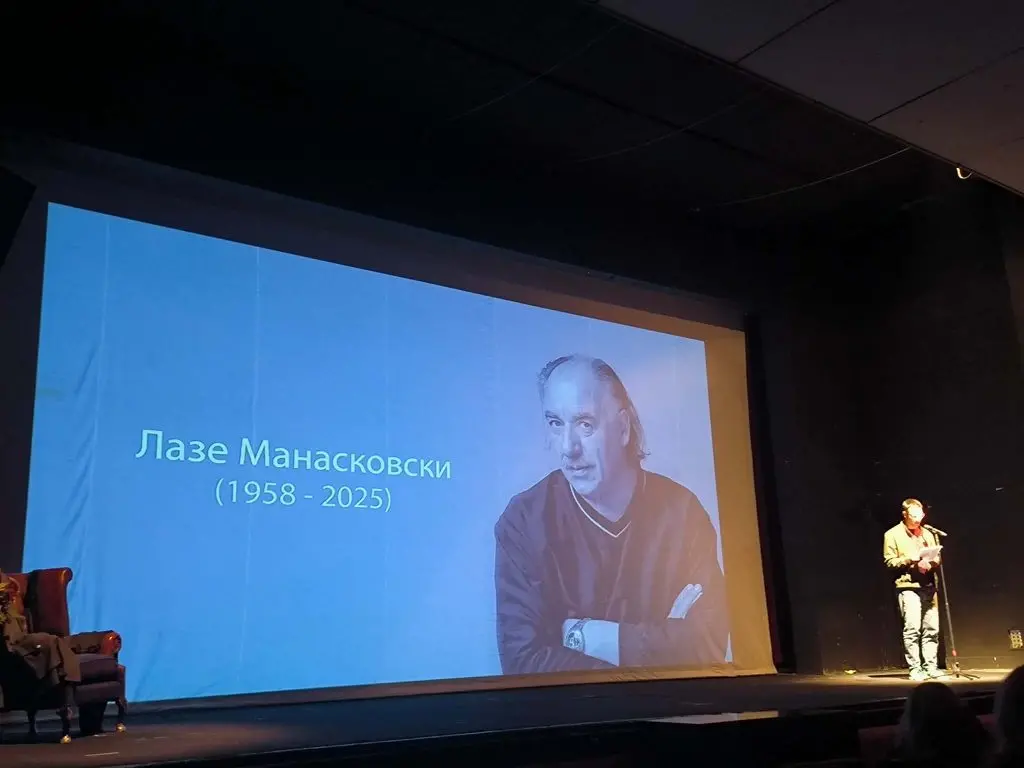 Сега кога си таму горе, изиграј една табла со Дади, напиј се вино со Ванчо и гледај некоја добра претстава, рече Симон, синот на Лазе Манасковски на комеморацијата во Драмски