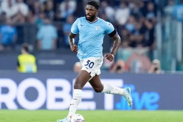 Дефанзивецот на Лацио, Тавареш, пред трансфер во Ал Итихад