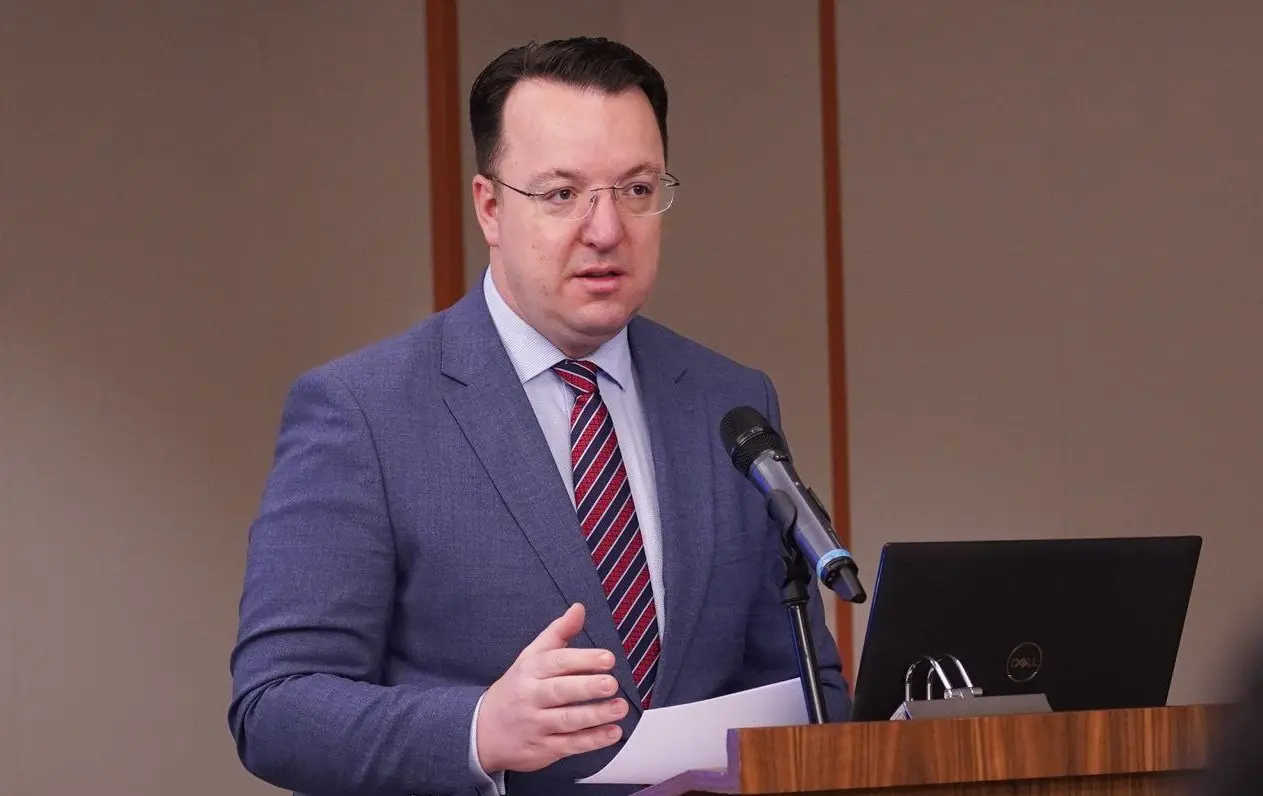 Владата ќе донира 100 нови комби-возила за „Македонска пошта“