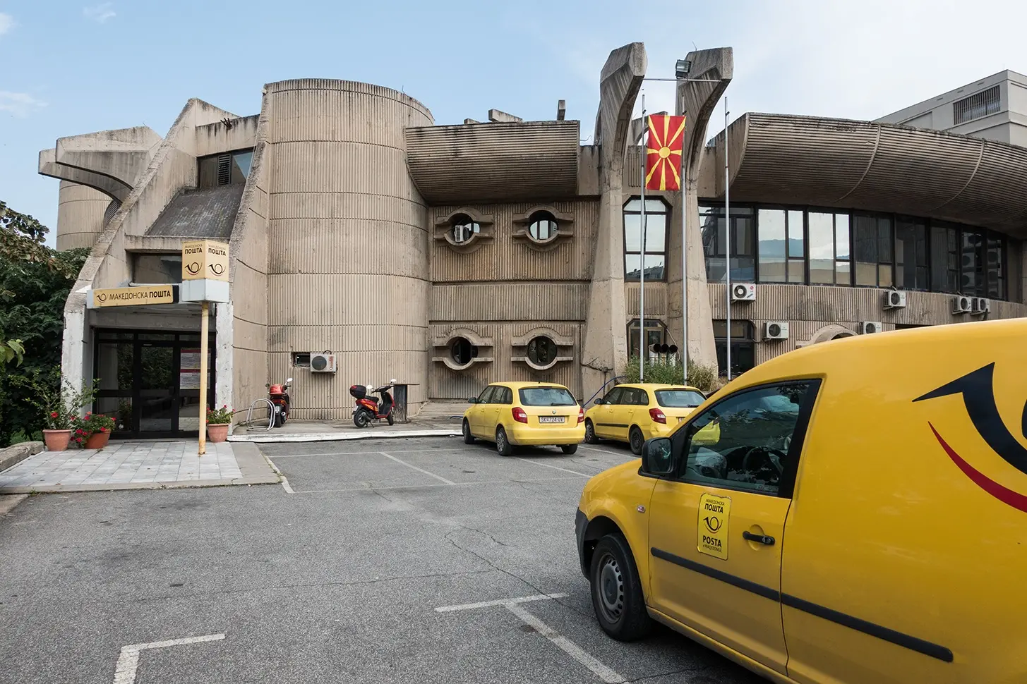 Владата ја модернизира „Македонска пошта“ со нови 100 возила