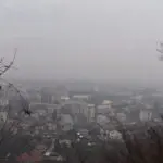 Магла на планинскитете премини Стража, Плетвар и Крушево, сообраќајот се одвива по влажни коловози