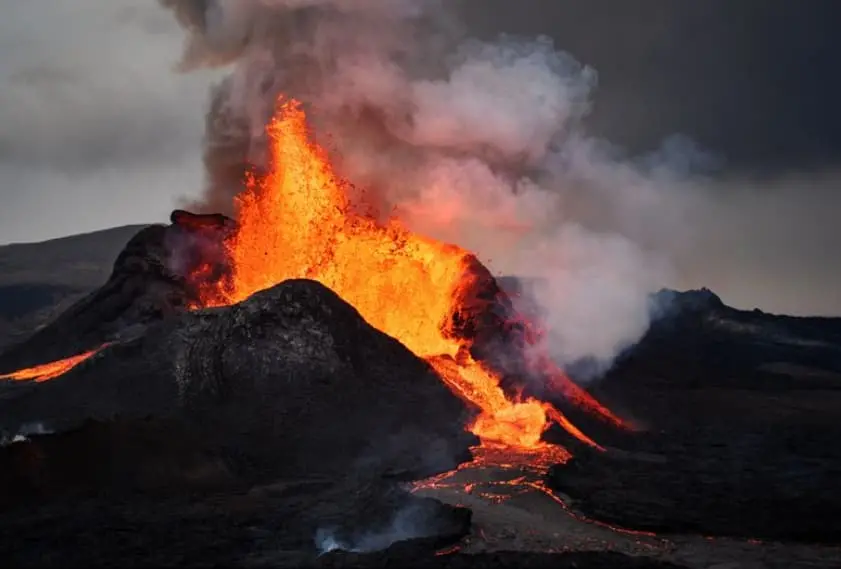 Вулкан на Хаваи исфрла лава и до 380 метри во височина (ВИДЕО)