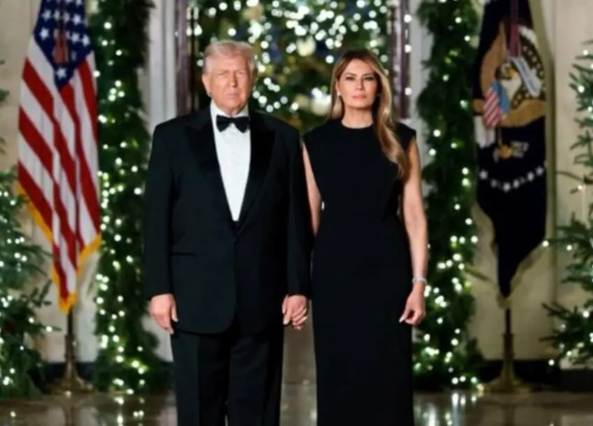 Божиќната фотографија на Меланија и Доналд Трамп предизвика дебата на мрежите: Честитката е „студена“ 