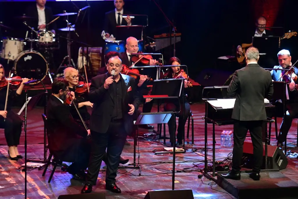 Миле Кузмановски синоќа во МОБ славеше 35 години кариера, но и својот 54 роденден: Сузана Спасовска со публиката му запеаја роденденска песна