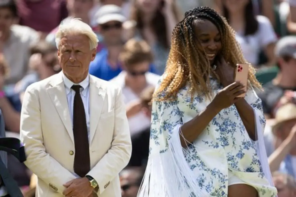 Тенисерката се омажи во најкраткото мини здолниште со 9 години помлад