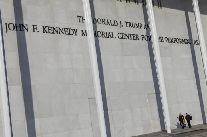 Откажан традиционалниот џез концерт за Бадник во „Центарот Кенеди“ откако името на Трамп е додадено на зградата