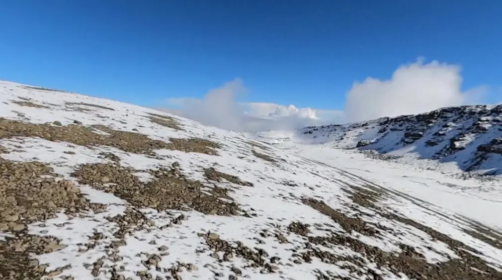 Се урна хеликоптер на Килиманџаро, загинаа пет лица, меѓу нив двајца Чеси