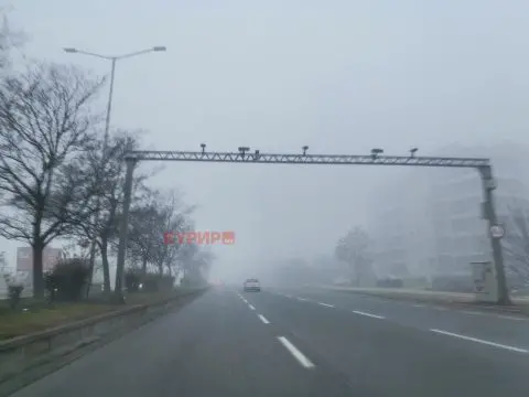 Сообраќајот се одвива непречено, намалена видливост на планинскиот превој Ѓавато и во Крушево