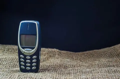Сè уште го имате легендарниот Нокиа 3310? Еве колку вреди денес