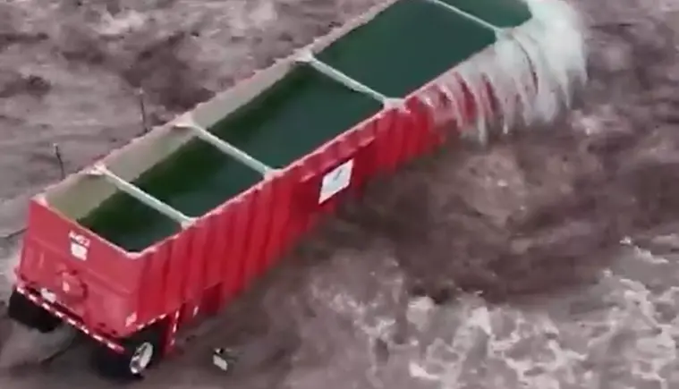 (ВИДЕО) Обилни дождови и поплави во Калифорнија, три лица загинаа