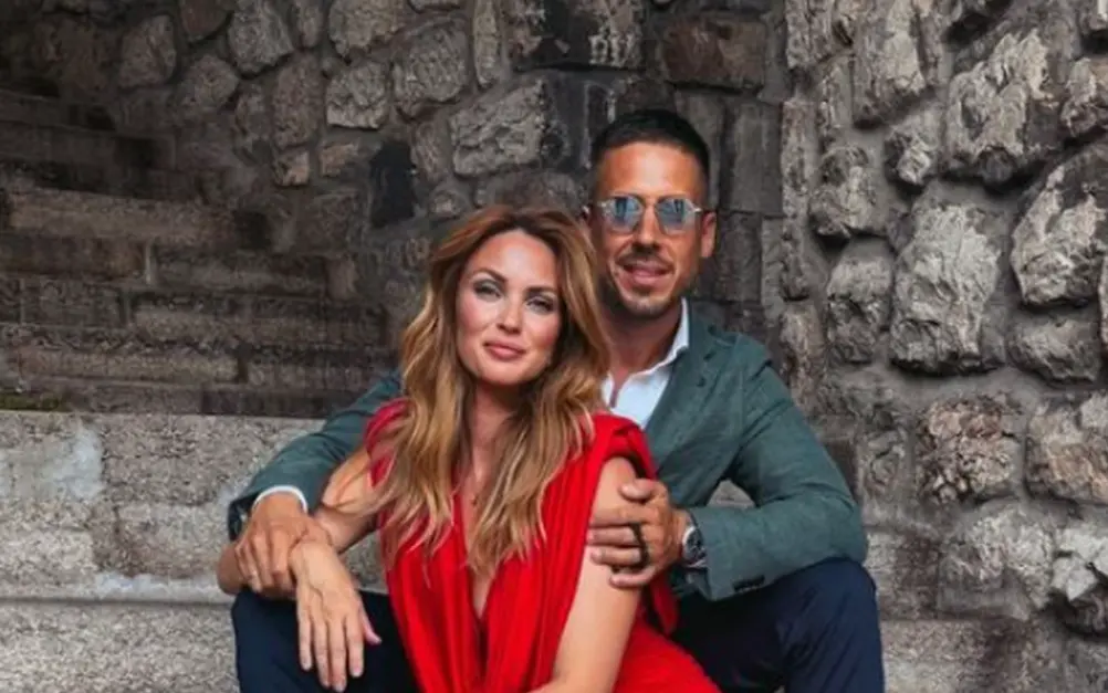 Со години украсуваат иста елка и не му робуваат на луксузот: Бојана и Никола Роквиќ покажаа што е вистинска празнична магија