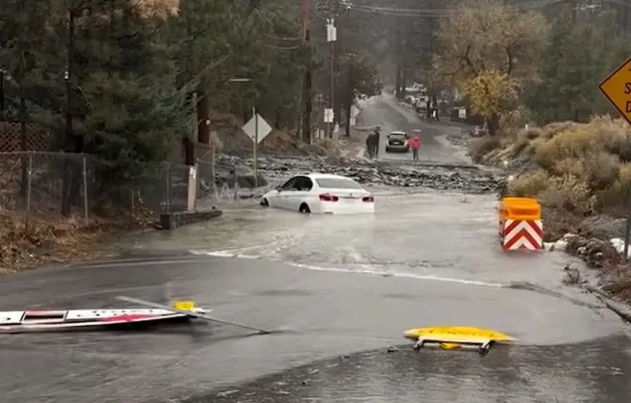 Обилните дождови во Калифорнија предизвикаа поплави и лизгање на земјиштето, при што загинаа три лица