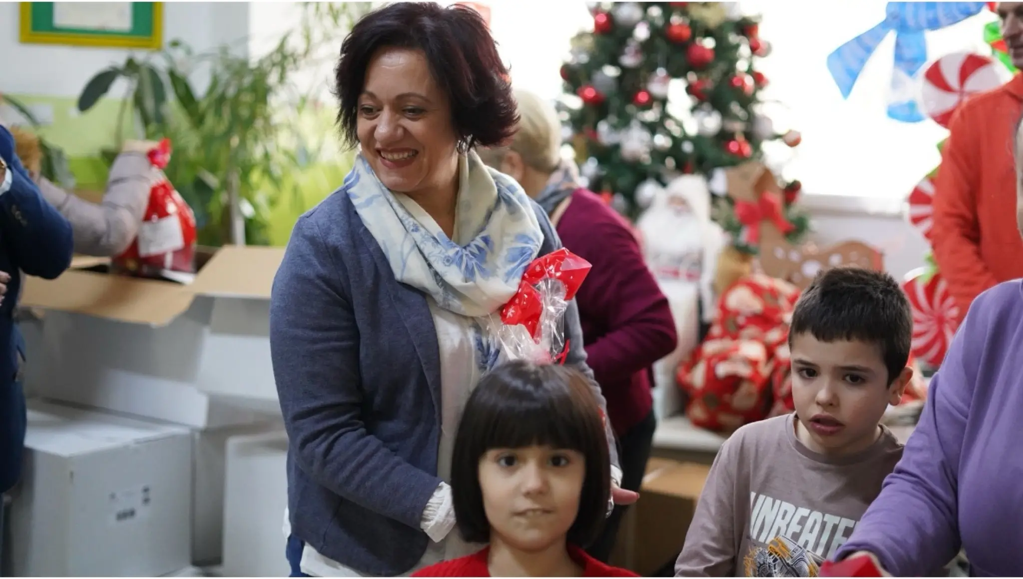 Новогодишни пакетчиња за децата од ОУРЦ „Д-р Златан Сремец”, ДУРДМОВ „Димитар Влахов” и децата со оштетен слух и говор од ООУ “Кузман Јосифовски-Питу”