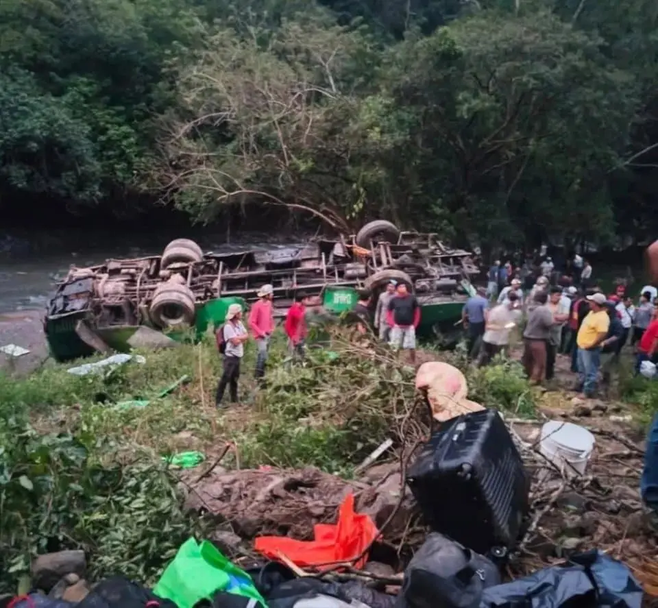 Најмалку десет лица загинаа во страшна автобуска несреќа во Мексико