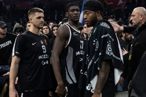 (Видео) Макаби среде Белград го прегази Партизан, Тајрик Џонс жестоко се расправаше со навивачите