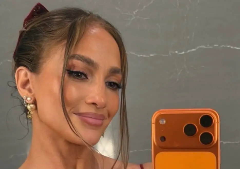 Џенифер Лопез ги запали мрежите со божиќната снимка, ѝ се потсмеваат поради чудниот детал (ФОТО)