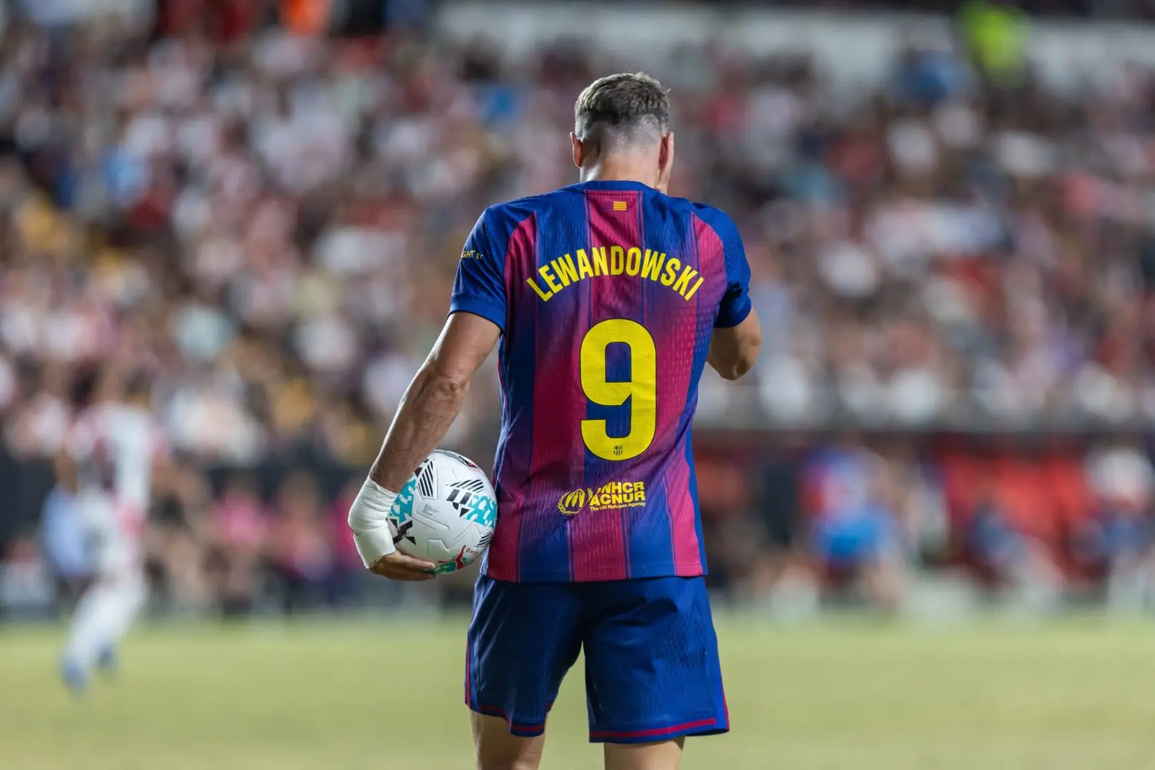 За да не ја активира клаузулата, Левандовски морал да престане да постигнува голови