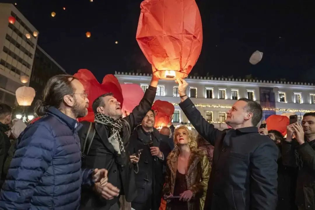 Илјадници хартиени фенери го исполнија небото во Атина на традиционалната „Ноќ на желбите“ (фото)