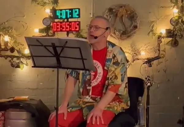 Пеел божиќни песни 42 часа без престан за да го сруши Гинисовиот рекорд