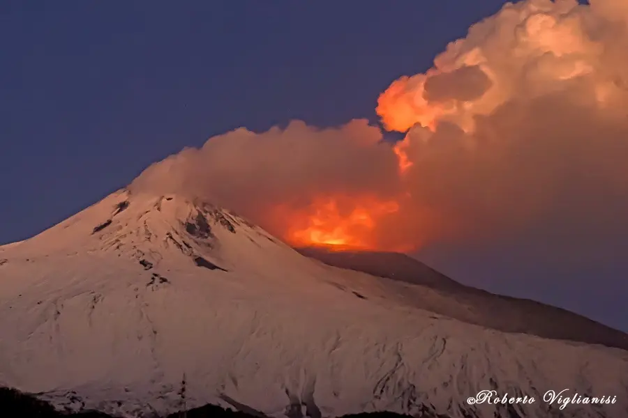 Се активира вулканот Етна на Сицилија, зголемено нивото на тревога поради можни фонтани од лава