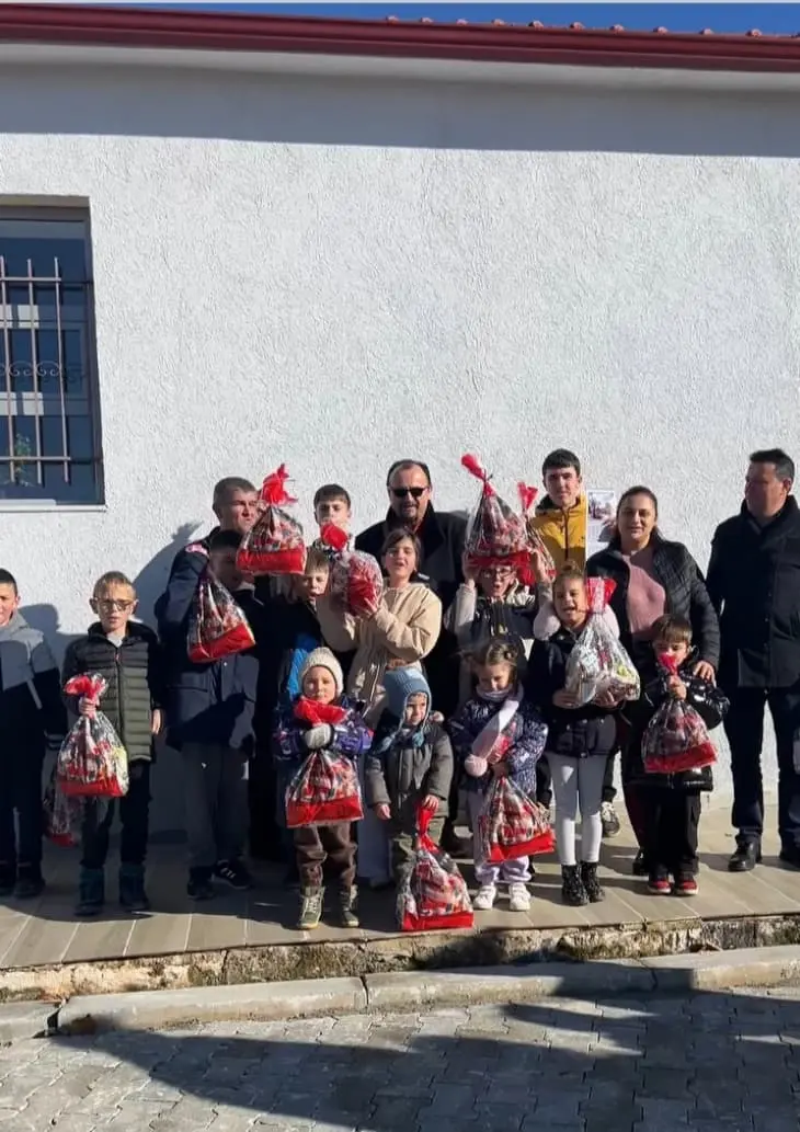 Македонски активисти со новогодишни пакетчиња, израдуваа дел од Македончињата во Општина Пустец