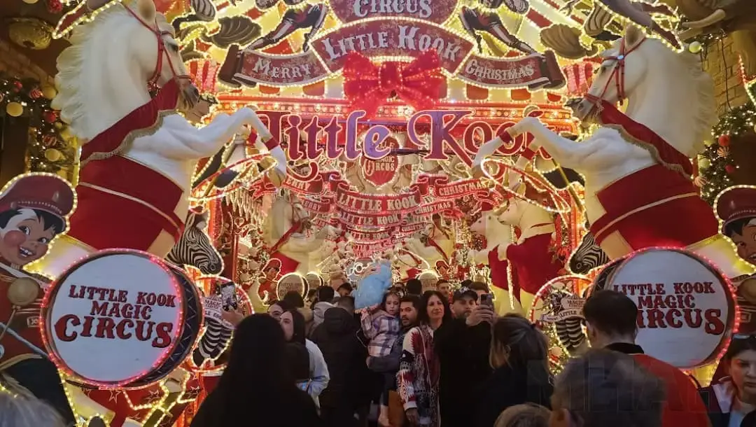 Празнична атмосфера во божиќните паркови во Атина