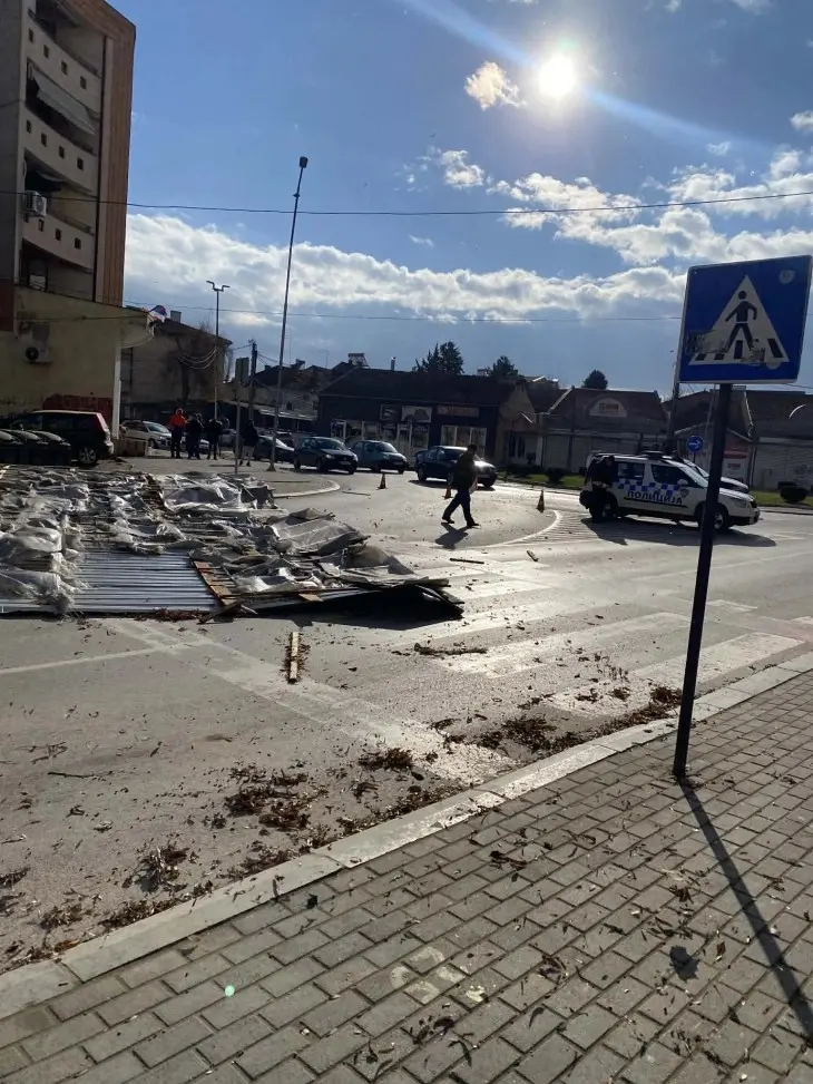 Од силен ветер падна парче лим од покрив на зграда во центарот на Куманово