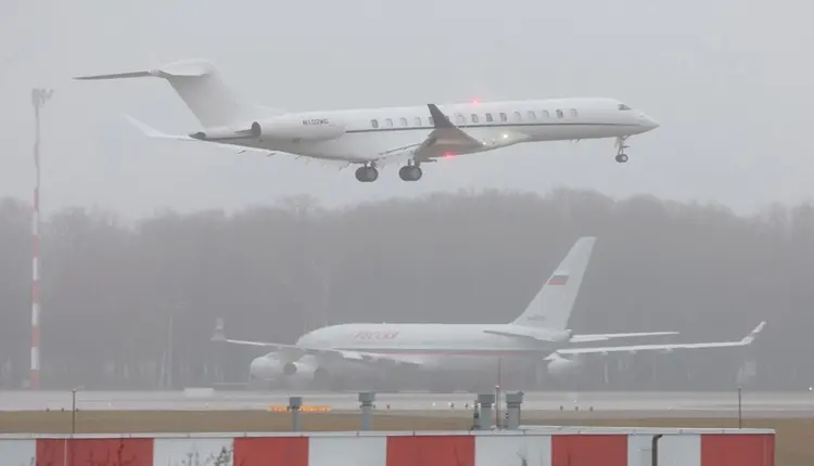 Парализиран воздушниот сообраќај во Москва од нападите на украински  дронови, откажани 300 летови