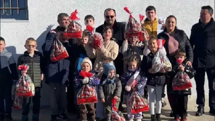 МАКЕДОНСКИ АКТИВИСТИ ИМ ПОДАРИЈА НОВОГОДИШНИ ПАКЕТЧИЊА НА ДЕЦАТА ОД МАЛА ПРЕСПА
