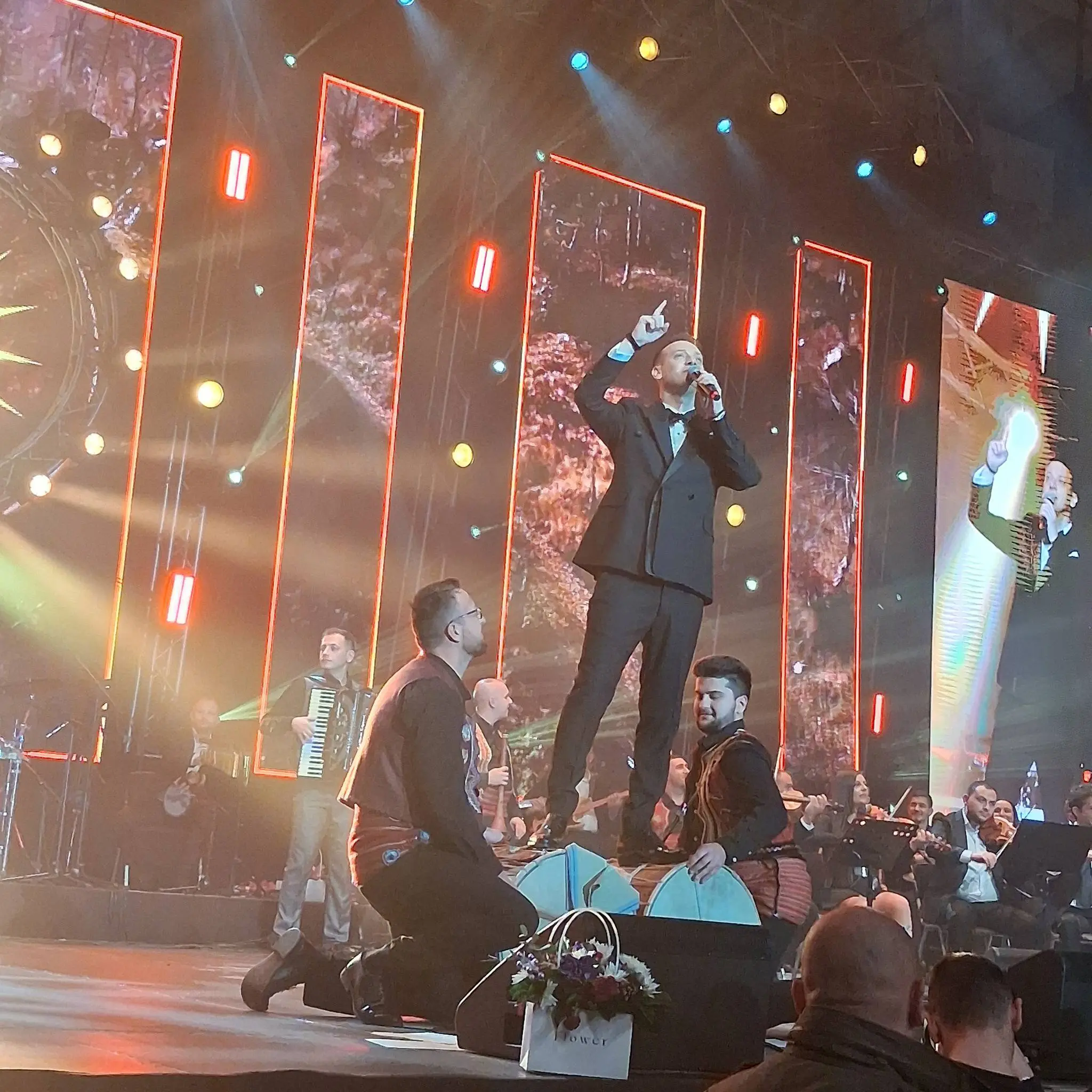 (Видео) Патриотска ноќ со Влатко Миладиновски: Само македонски песни, знаме со 16 краци и најголемо оро