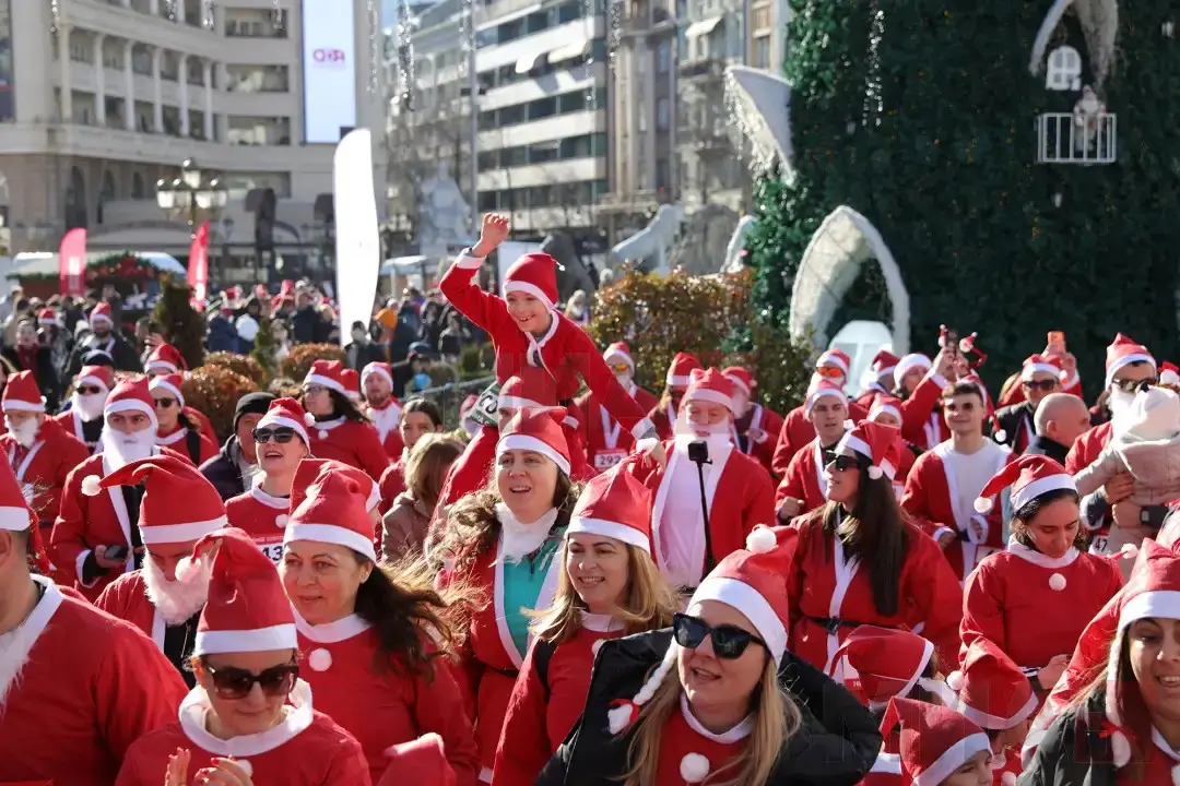 Рекордни 800 учесници на Дедомразовската трка 2025 во Скопје