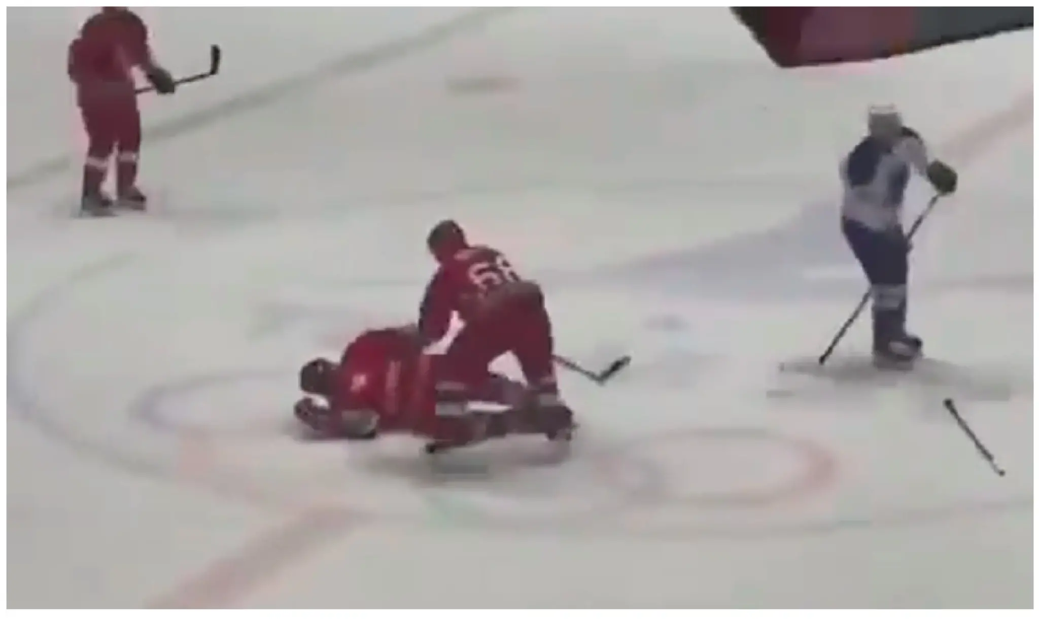 (ВИДЕО) Лукашенко падна на мраз за време на хокејски натпревар, соиграч му помогна да стане