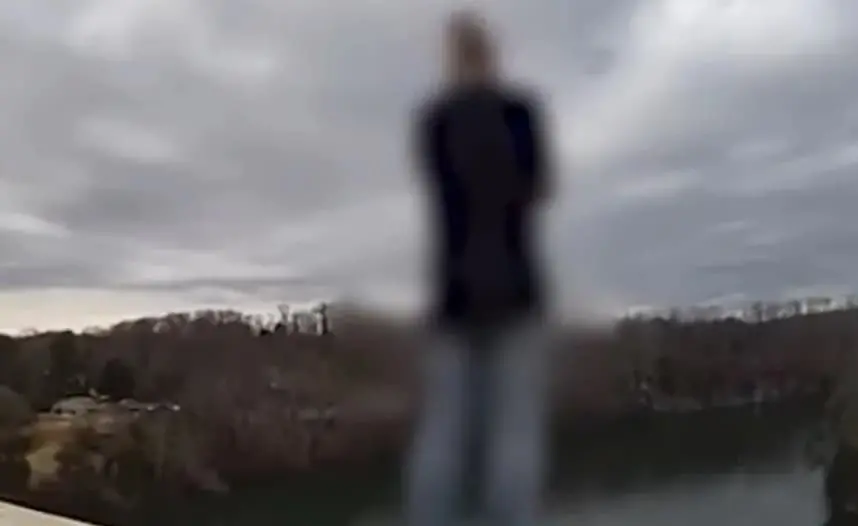 Драма во Тенеси: Жена е спасена во последен миг, пред да скокне од мост (ВИДЕО)